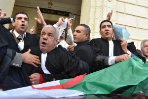 Plusieurs dizaines d’avocats ont organisé, aujourd’hui 25 février, un rassemblement devant le tribunal Abane Ramdane à Alger. Ils demandent le respect des lois et la Constitution et dénoncent le 5ème mandat du chef de l’Etat.